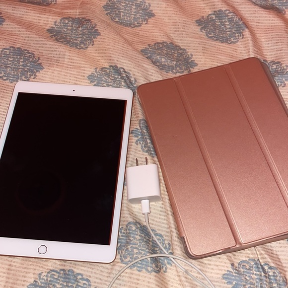 iPad 8th Generation (like brand new ) Rose gold - Picture 3 of 3